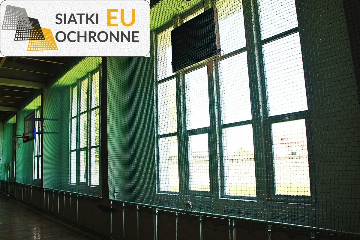 Łapacz piłek: praktyczna siatka do montażu na oknach hali sportowej SiatkiOchronne.eu - Łapacz piłek: praktyczna siatka do montażu na oknach hali sportowej