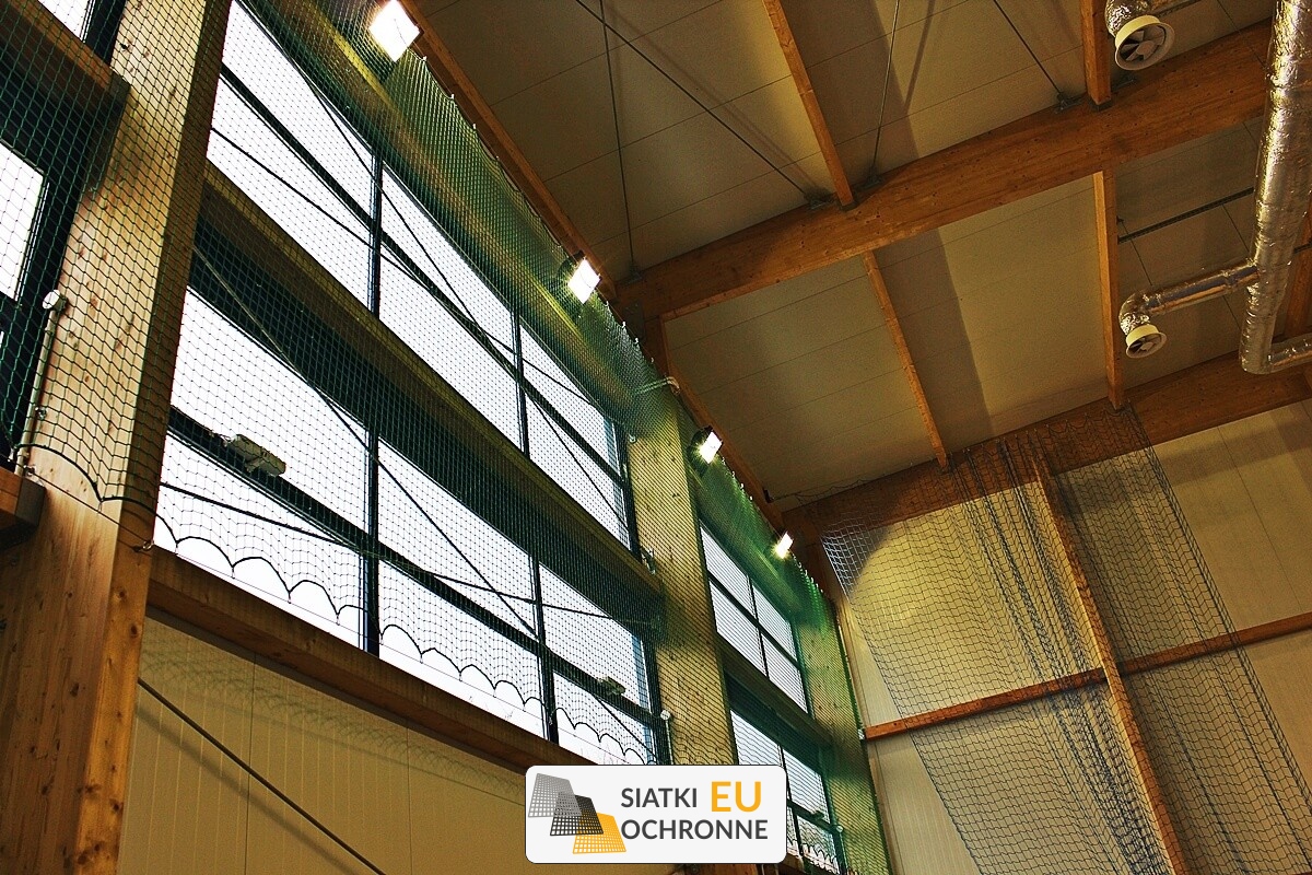   SiatkiOchronne.eu - Siatka zabezpieczająca dla okien w hali sportowej 