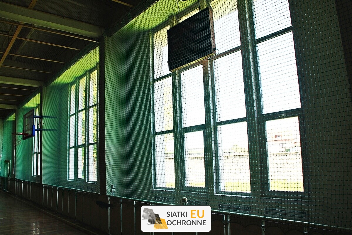   SiatkiOchronne.eu - Siatka zabezpieczająca dla okien w hali sportowej 