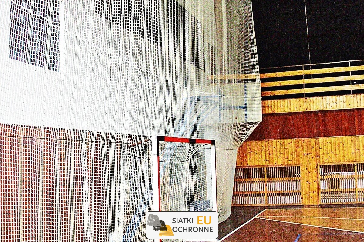   SiatkiOchronne.eu - Zabezpieczenie na hale sportowe z siatki   Osłona z siatki w hali sportowej 