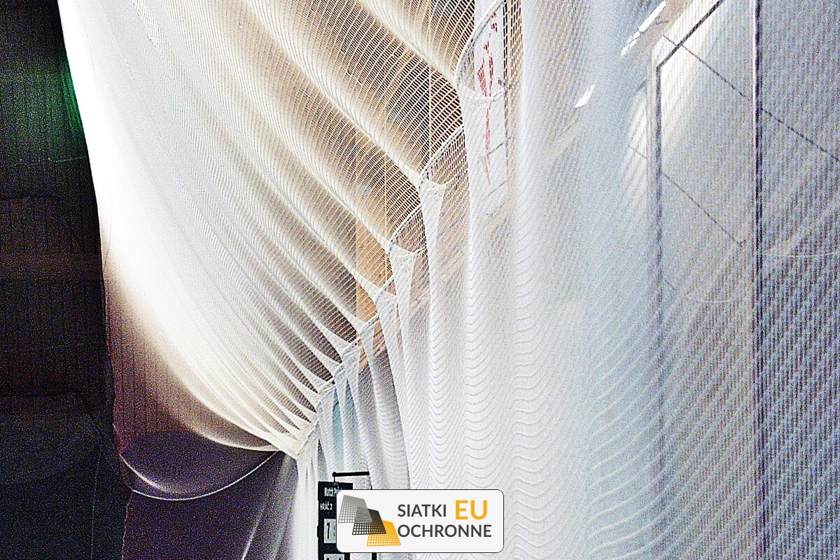   SiatkiOchronne.eu - Bezpieczna osłona z siatki do użytku w halach sportowych 