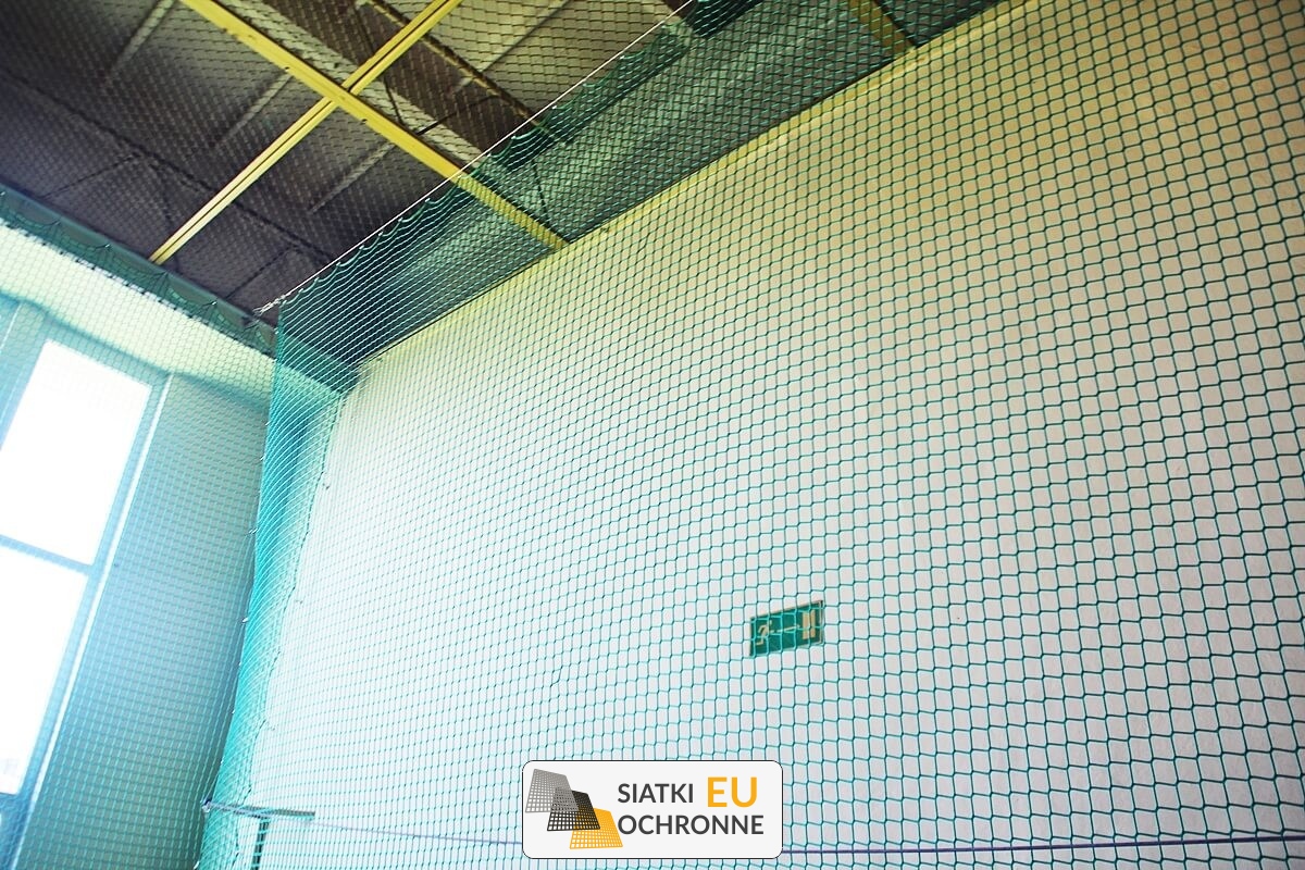   SiatkiOchronne.eu - Zabezpieczenie na hale sportowe z siatki   Osłona z siatki w hali sportowej 