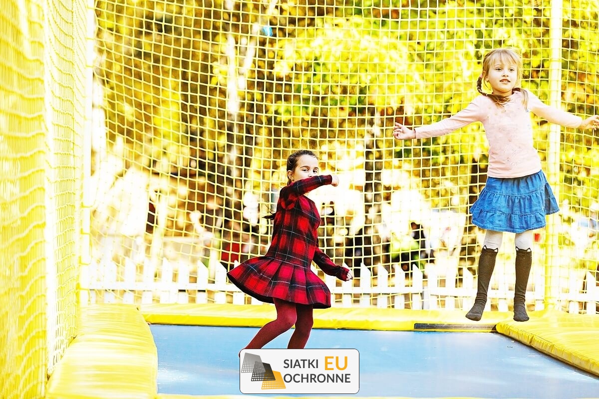 Zabezpiecz swoje podwórko siatką do placów zabaw SiatkiOchronne.eu - Zabezpiecz swoje podwórko siatką do placów zabaw