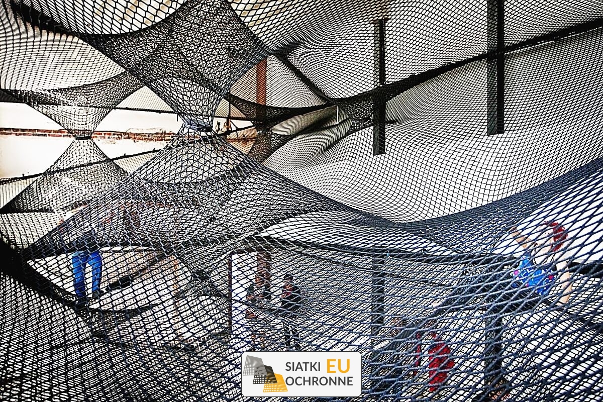   SiatkiOchronne.eu - Kreatywna zabawa dzięki dekoracji sufitu siatką 