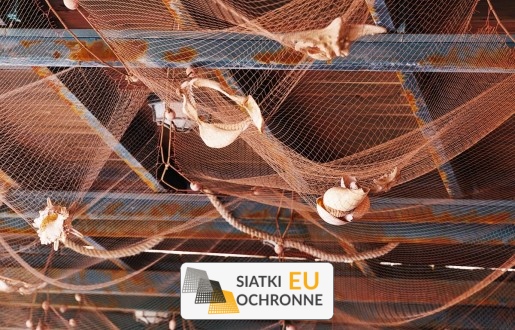   SiatkiOchronne.eu - Półki z siatki do garażu: funkcjonalność w nowoczesnym wydaniu   Podwieszane siatki w formie półki w garażu 