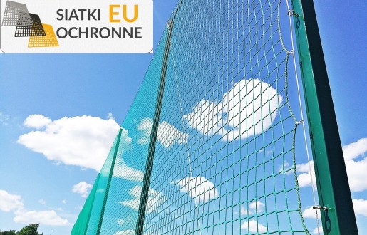   SiatkiOchronne.eu - Ekonomiczny piłkochwyt — ściana wykonana z siatki ogrodowej 