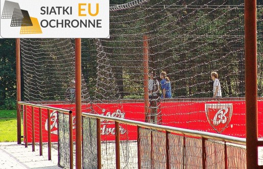   SiatkiOchronne.eu - Siatkowe ogrodzenie do boiska, 4m wysokości, z grubą siatką 6x6cm i słupami 