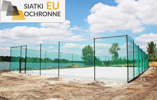 Siatkowe ogrodzenie boiskowe 4m wysokie, z słupami, oczka 10x10cm, grubość 5mm SiatkiOchronne.eu - Siatkowe ogrodzenie boiskowe 4m wysokie, z słupami, oczka 10x10cm, grubość 5mm