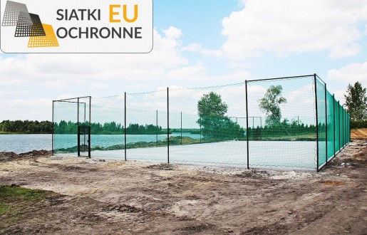   SiatkiOchronne.eu - Siatkowe ogrodzenie boiskowe 4m wysokie, z słupami, oczka 10x10cm, grubość 5mm 