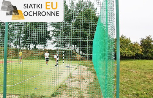 Siatka ochronna na boisko o wysokości 4m, z wytrzymałymi słupami i siatką o oczkach 10x10cm oraz grubości 4mm SiatkiOchronne.eu - Siatka ochronna na boisko o wysokości 4m, z wytrzymałymi słupami i siatką o oczkach 10x10cm oraz grubości 4mm