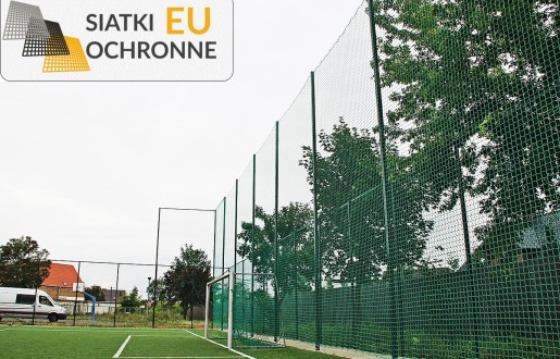 Siatkowe ogrodzenie do boiska, 4m wysokości, z grubą siatką 6x6cm i słupami SiatkiOchronne.eu - Siatkowe ogrodzenie do boiska, 4m wysokości, z grubą siatką 6x6cm i słupami