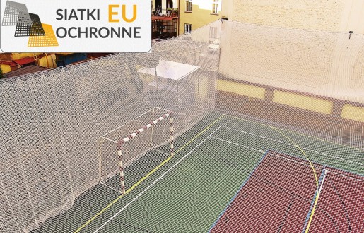   SiatkiOchronne.eu - Ogrodzenie boiska 4m wys. z słupami i siatką 6x6cm o grubości 4mm 