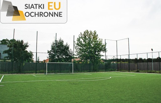   SiatkiOchronne.eu - Ogrodzenie boiska 6m wys. z słupami i siatką 4,5x4,5cm o grubości 3mm 