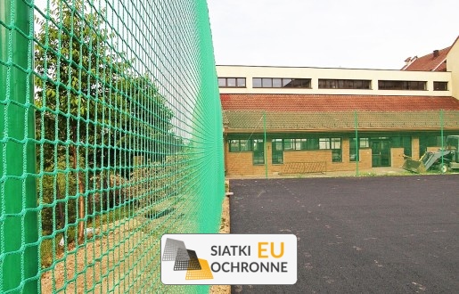   SiatkiOchronne.eu - Ogrodzenie boiska 6m wys. z słupami i siatką 8x8cm o grubości 5mm 