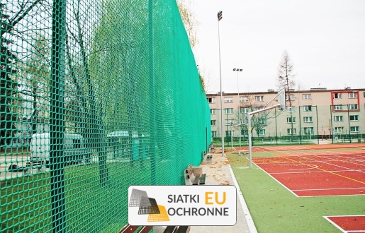   SiatkiOchronne.eu - Ogrodzenie boiska 4m wys. z słupami i siatką 4,5x4,5cm o grubości 4mm 