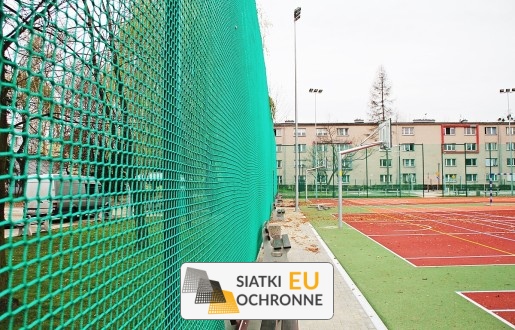   SiatkiOchronne.eu - Ogrodzenie boiska 6m wys. z słupami i siatką 6x6cm o grubości 4mm 