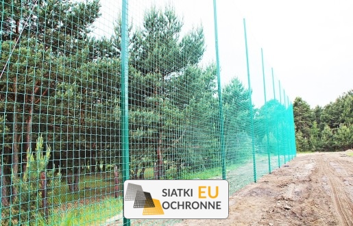   SiatkiOchronne.eu - Ogrodzenie boiska 4m wys. z słupami i siatką 4,5x4,5cm o grubości 4mm 
