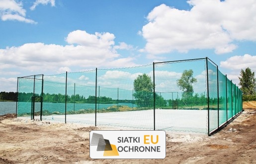   SiatkiOchronne.eu - Ogrodzenie boiska 6m wys. z słupami i siatką 10x10cm o grubości 4mm 