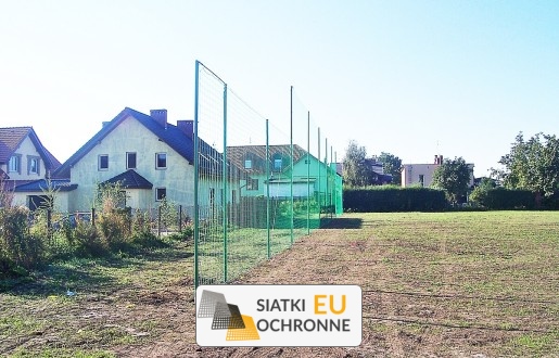   SiatkiOchronne.eu - Siatka z drobnym oczkiem — doskonała ochrona dla Twojego boiska 