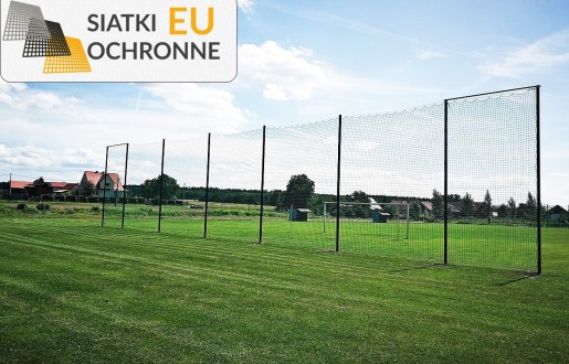   SiatkiOchronne.eu - Słupy z siatką o oczkach 10x10cm i grubości 4mm do zestawu piłkochwytu 
