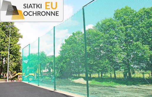   SiatkiOchronne.eu - Słupki z siatką do zabezpieczenia boiska, 10x10cm i 4mm, o wysokości 5m 