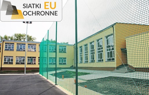 Słupy z siatką sportową o wymiarach oczek 8x8cm i grubości 5mm nadające się do gry w piłkę SiatkiOchronne.eu - Słupy z siatką sportową o wymiarach oczek 8x8cm i grubości 5mm nadające się do gry w piłkę