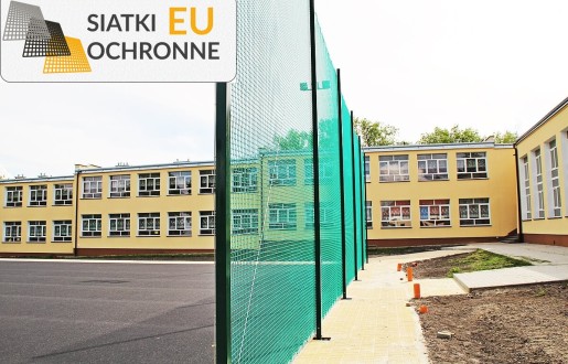 Słupy z siatką piłkochwytową, oczka 8x8 cm, grubość 5 mm SiatkiOchronne.eu - Słupy z siatką piłkochwytową, oczka 8x8 cm, grubość 5 mm