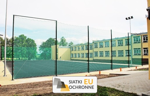   SiatkiOchronne.eu - Siatka na piłkochwyt   Wieszana siatka na piłkochwyt 