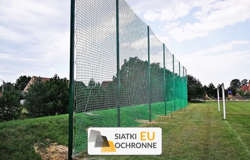   SiatkiOchronne.eu - Piłkochwyt 6m - Siatkowy piłkochwyt do piłki o wymiarach 6m z słupami, siatką 8x8cm i grubością 6mm 