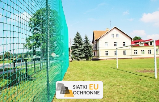   SiatkiOchronne.eu - Piłkochwyt 5m - Słupy i siatka na piłkochwyt z oczkami 4,5x4,5cm i grubością sznurka 4mm o wysokości 5m 